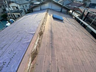 屋根カバー工事で新しいルーフィング敷設の様子